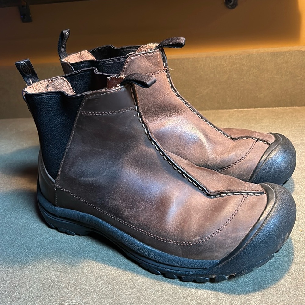 Keen Women’s Slip-on Boots. Size 8 1/2.